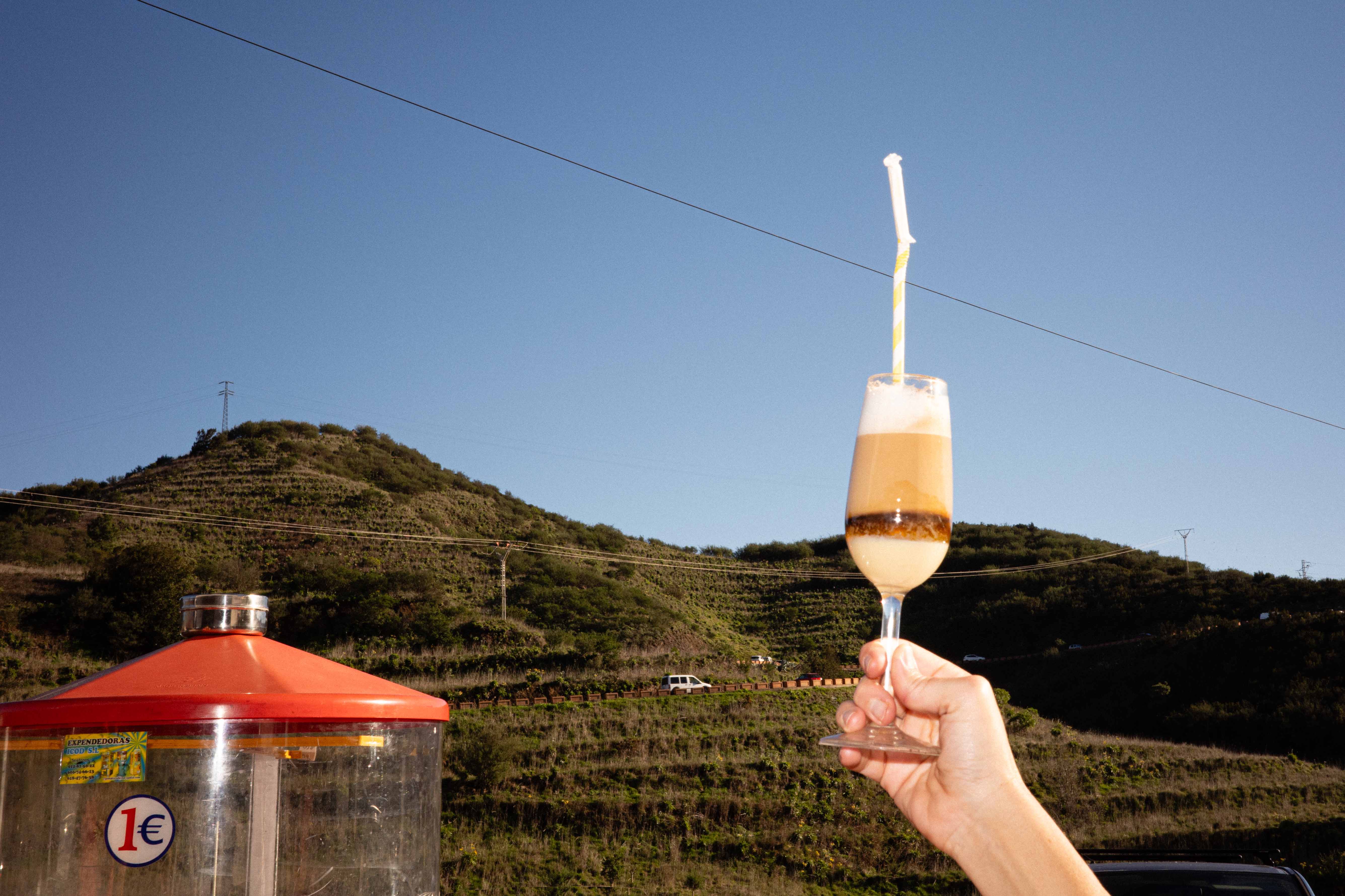 fotografía analógica de una copa con cafe bombon con una pajita