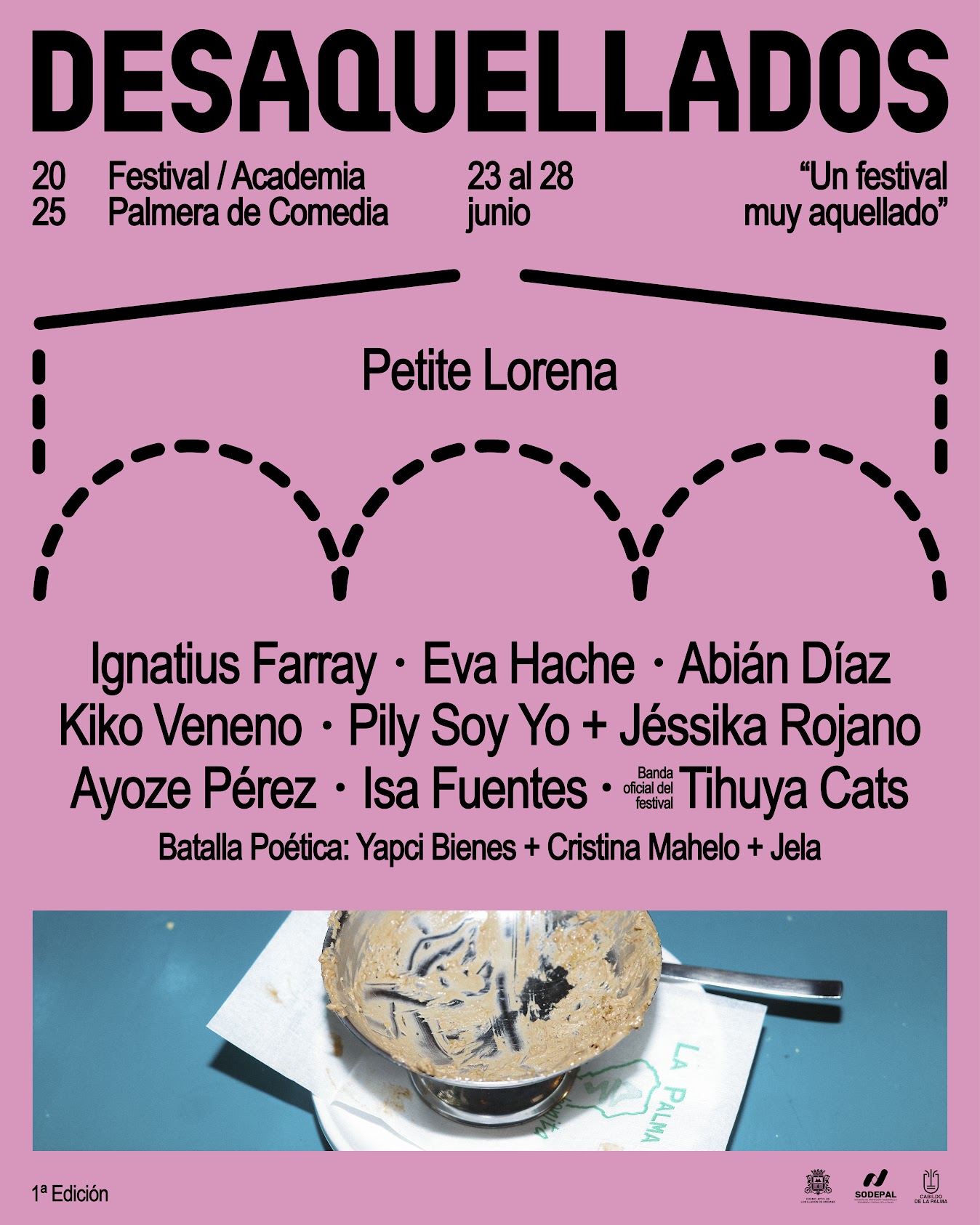 Cartel con información sobre desaquellados con forma de tejados de La Palma: un festival muy desaquellado con artistas como Petite Lorena, Eva Hache, 
            Ignatius Farray, Abián Díaz, Kiko Veneno, Pily soy yo, Jessika Rojano, Ayoze Pérez e Isa Fuentes y Tihuya Cats como banda oficial del festival